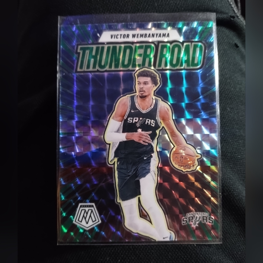Victor Wembanyama -2024-25 Mosaic Thunder Road Green Mosaic Prizm